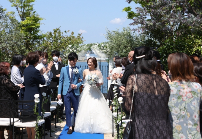 広島の結婚式場 ガーデン 青じゅうたんで挙式