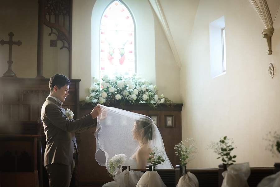 広島の教会のある結婚式場　チャペルの新郎新婦