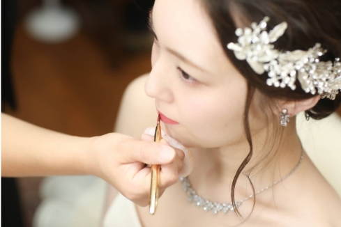 広島の結婚式場　控室の新婦メイク