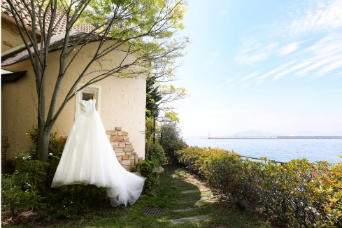 広島の結婚式場　プライベートガーデンとウエディングドレス