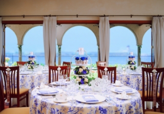 広島の結婚式場 青のテーブルコーディネイト